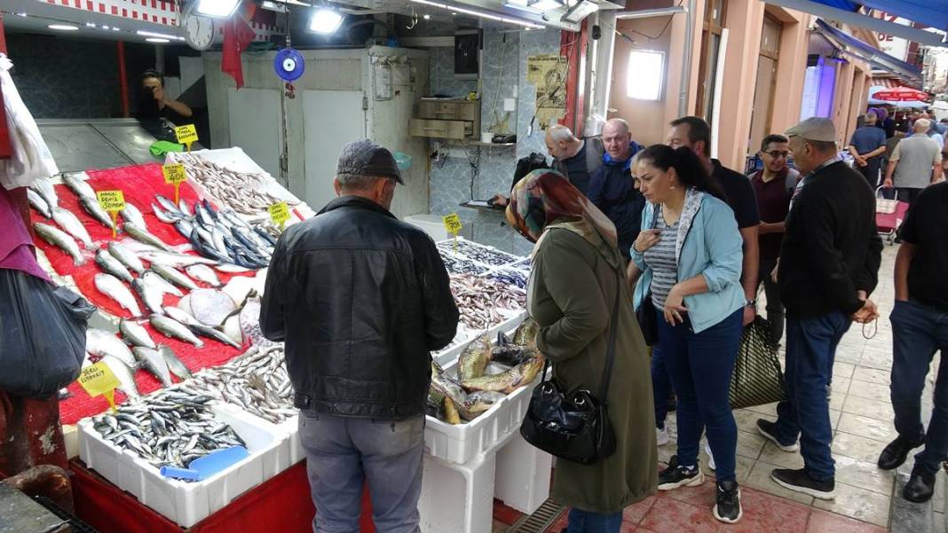 Tezgahların en ucuzu hamsi bile alev alev cep yakıyor! Bir günde yüzde 75 zamlandı, çarşıya giden vatandaş eli boş döndü 10